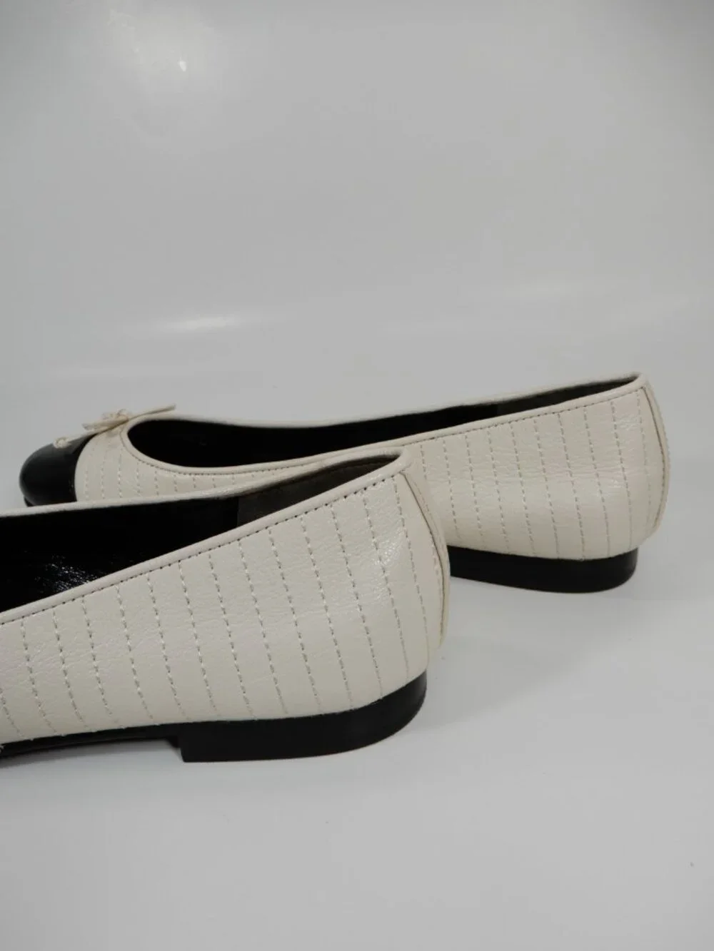 Tory Burch Quilted Cap Toe Ballet Flats Size 8.5 Cream Black Leather Bow NEW